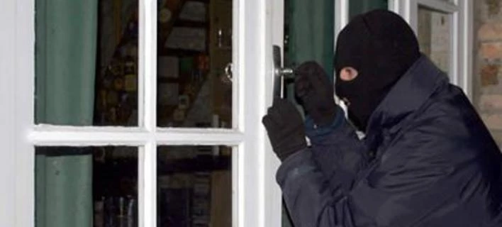 Σκληρές εικόνες: Αδίστακτοι ληστές «σακάτεψαν» δύο αδέρφια μέσα στο σπίτι τους